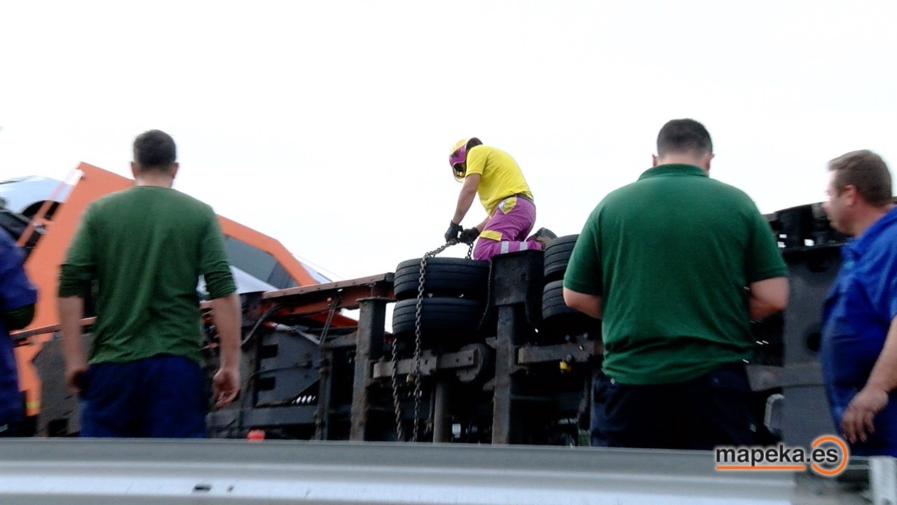 Rescate de camión portacoches volcado por accidente en la autovía A7. En acción Grúas La Variante