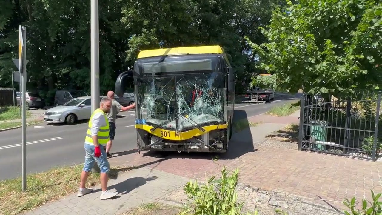 RZG NEWS: wypadek autobusu MZK. Pojazd już odholowano, droga jest przejezdna.