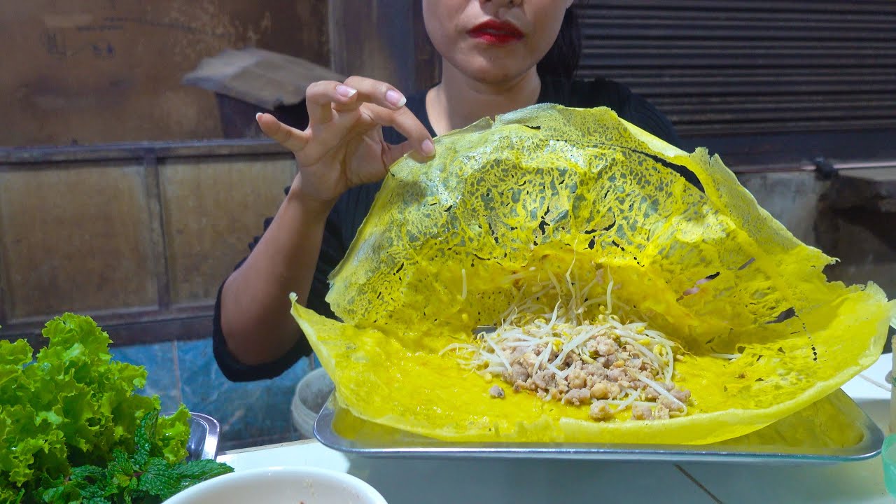 $2 For A Yellow Pancake and 10 Pieces Of Coconut Rice Cakes - Cambodian Street Food