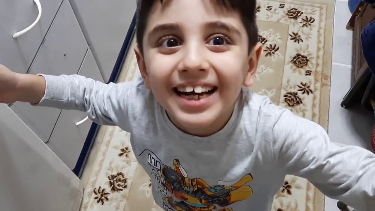 Efe fıstık kabuklarından kaplumbağa yaptı. Yeşil renge boyadı.