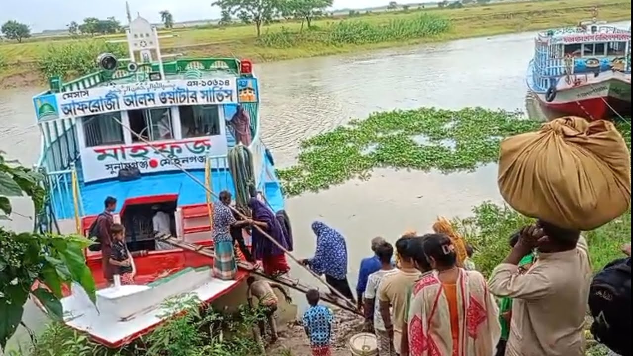 ধর্মপাশা থেকে সুনামগঞ্জ এই রোডে ২ টি যাত্রীবাহী লঞ্চ চলাচল করে | গোল্লা ঘাটে প্রবেশ করার মুহূর্তে