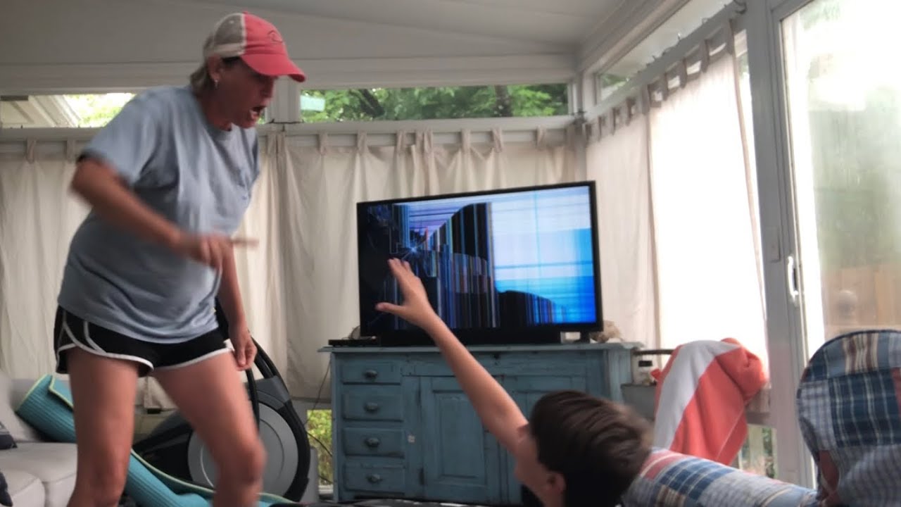 Broken TV prank on mom 😳 😡