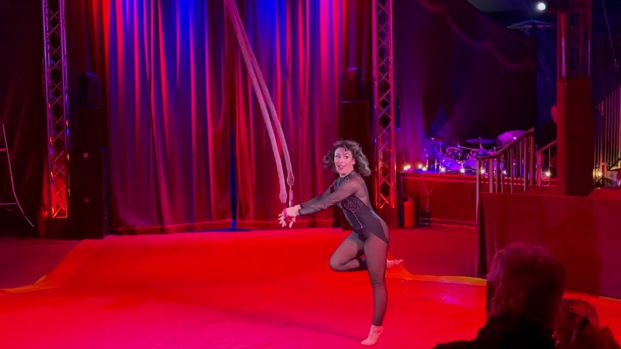 Rachel Cristina - Fosse - Teardrop Trapeze act