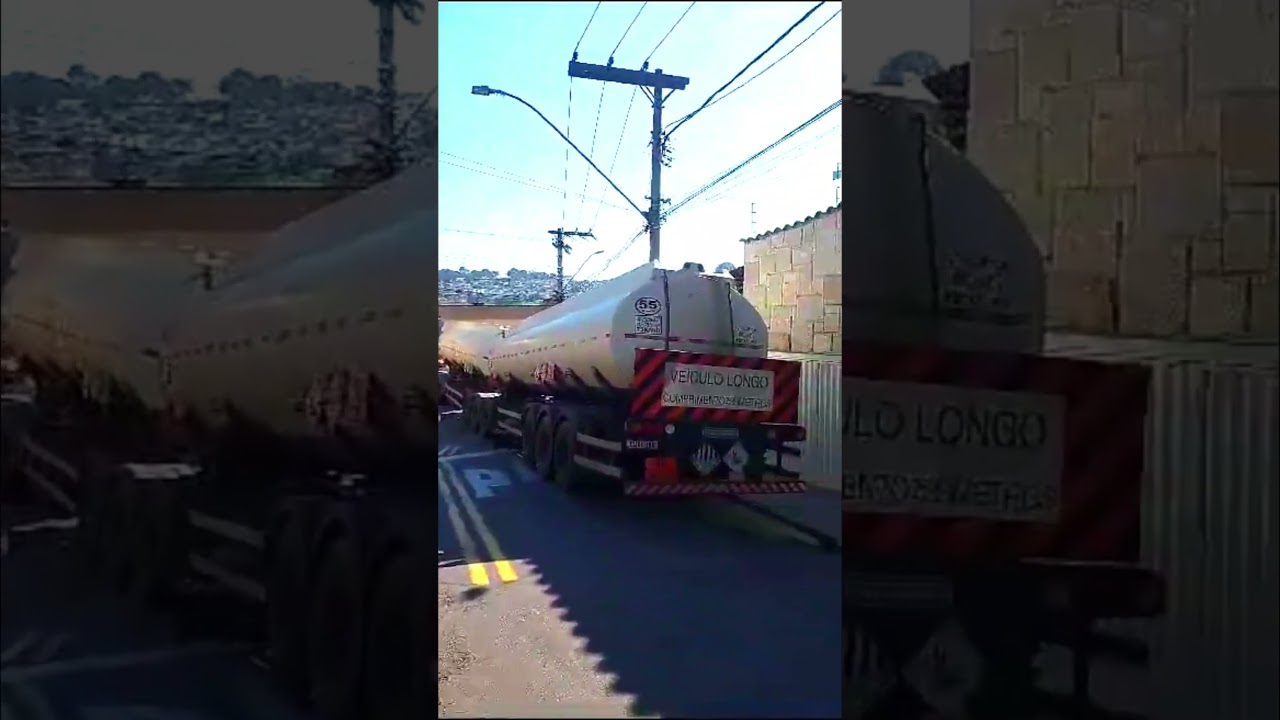 Carreta 9 eixos em rua apertada, acontece isso...