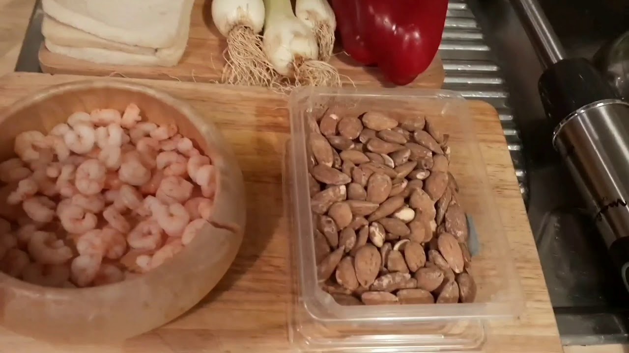 GAZPACHO ANDALUZ CON GUARNICION AL ACEITE DE ALBAHACA.