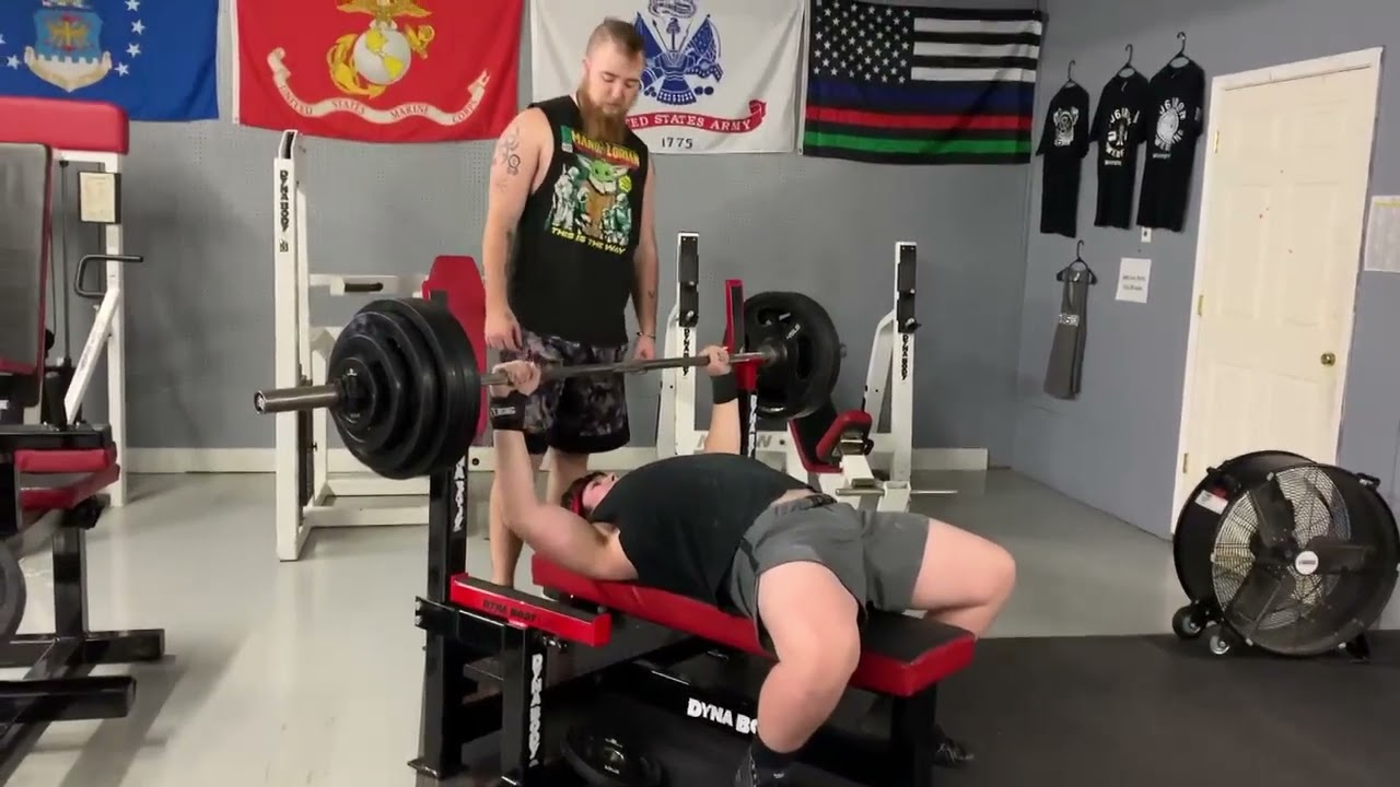 15 year old bench presses 300lbs/136kg Like a beast