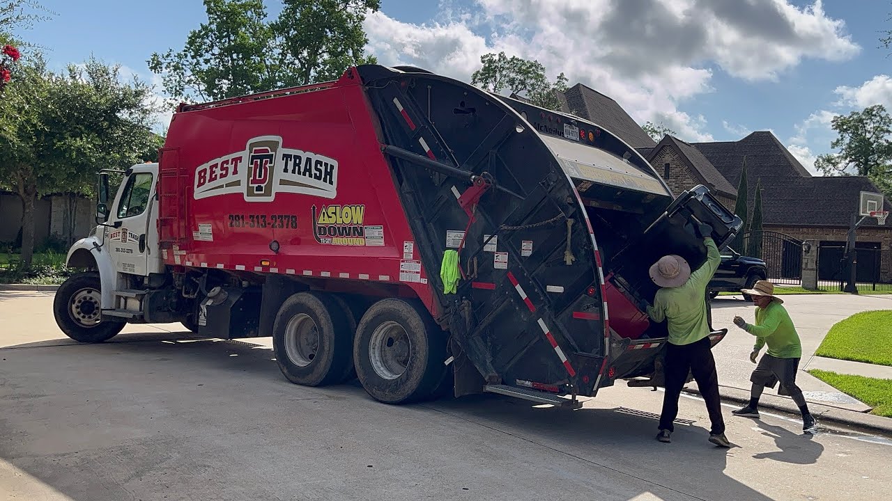 Best Trash: Fast Freightliner M2 McNeilus Rear Loader Garbage Truck