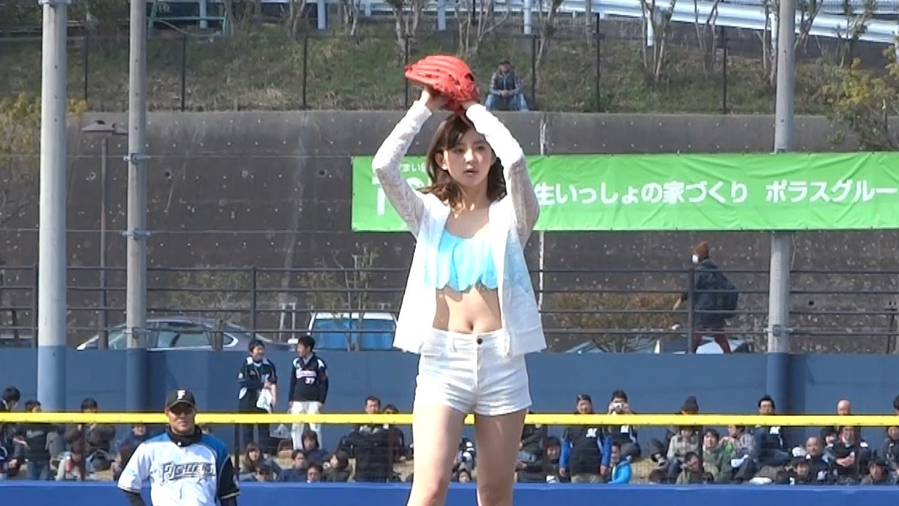 朝比奈彩、へそ出しノーバン投球達成　日本ハム対ロッテオープン戦・始球式