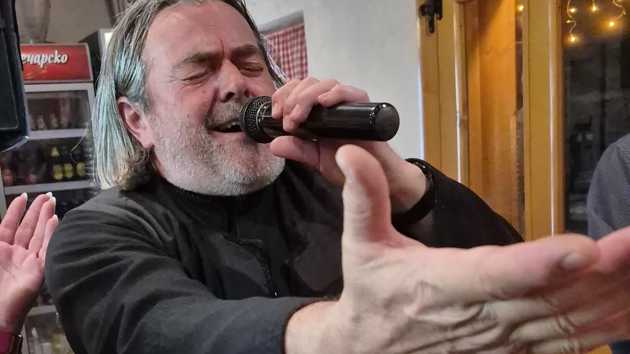 Sveštenik zapjevao na krštenju – trenutak koji je sve spojio. 