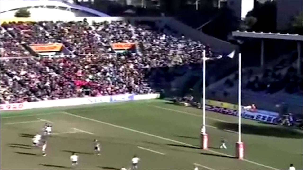 Berrick Barnes (Australia) Hits Both Goal Posts