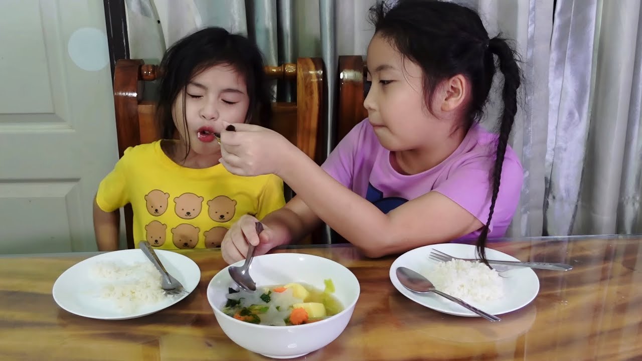 น้องไม่ชอบกินผัก พี่ใยไหมต้องทำอาหารช่วยน้อง| ใยไหมชวนเล่น