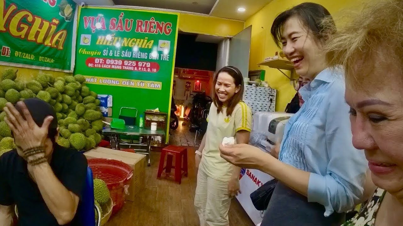 Liên tiếp khui sầu riêng Musang King Dũng che mặt khi Hot girl xuất hiện