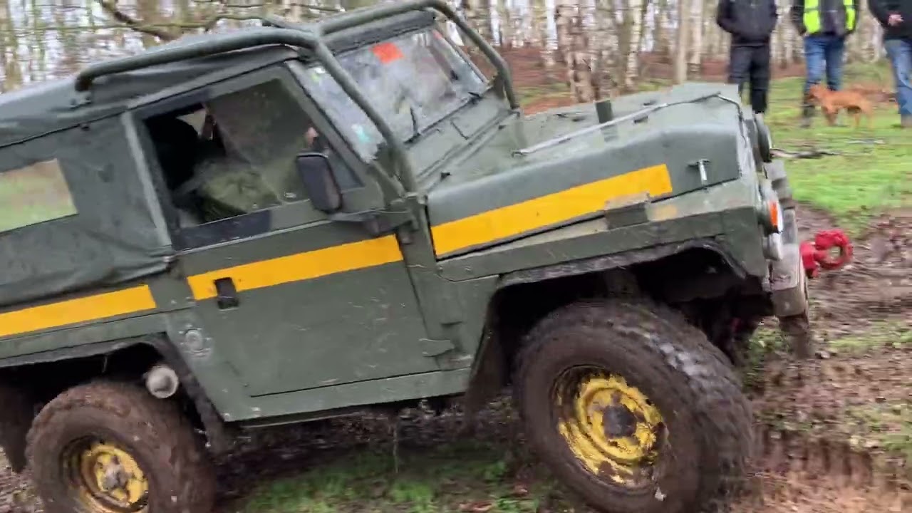 Land Rovers (Series; Defender; Discovery; 'hybrid...') off-road at a BLRC RTVT of March 2024.