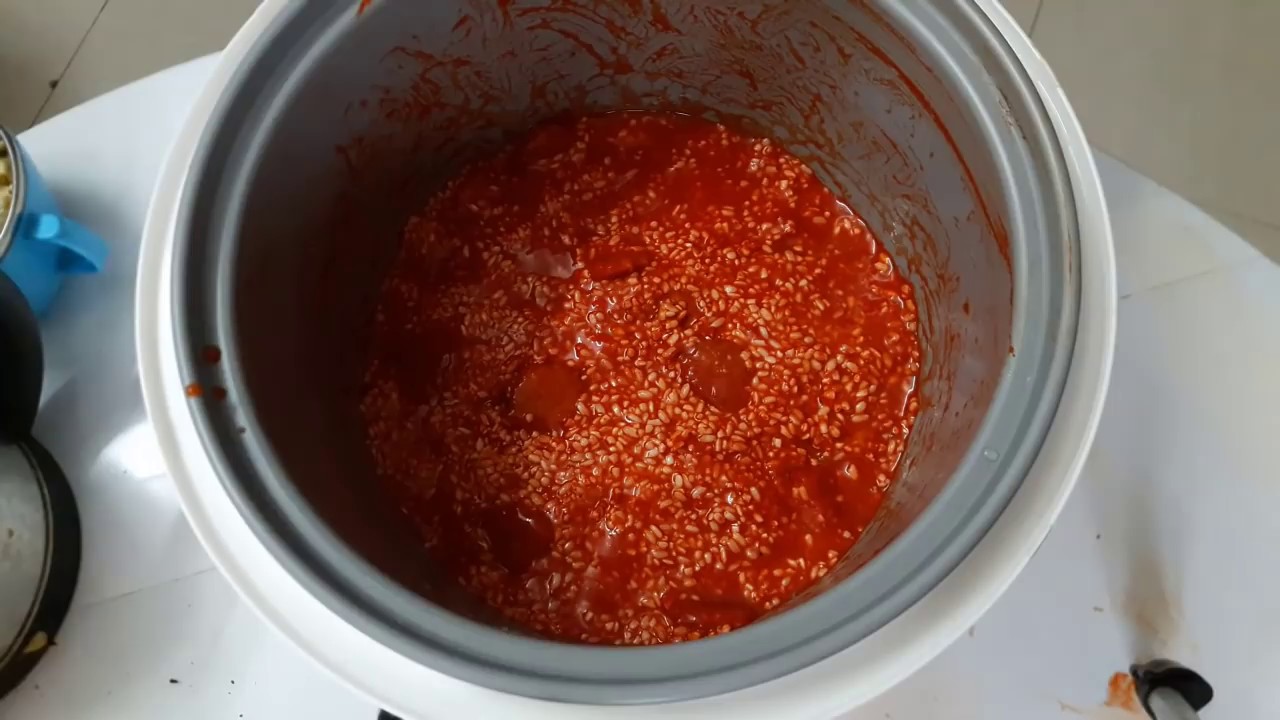 Nấu xôi gấc bằng nồi cơm điện rất đơn giản nhưng ngon!