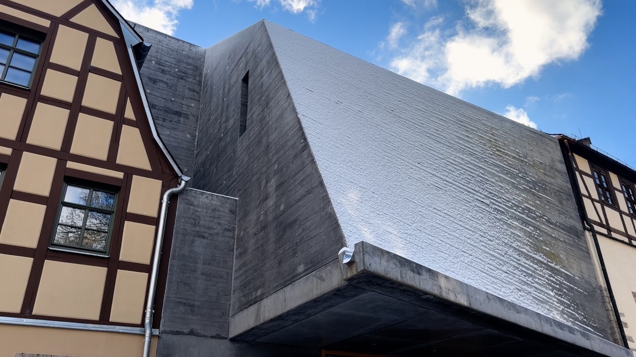 Graugewölbte Schale: Neobrutalismus in Adorf (Vogtland)