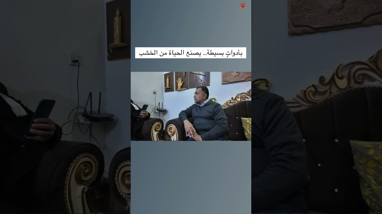 بأدواتٍ بسيطة.. يصنع الحياة من الخشب