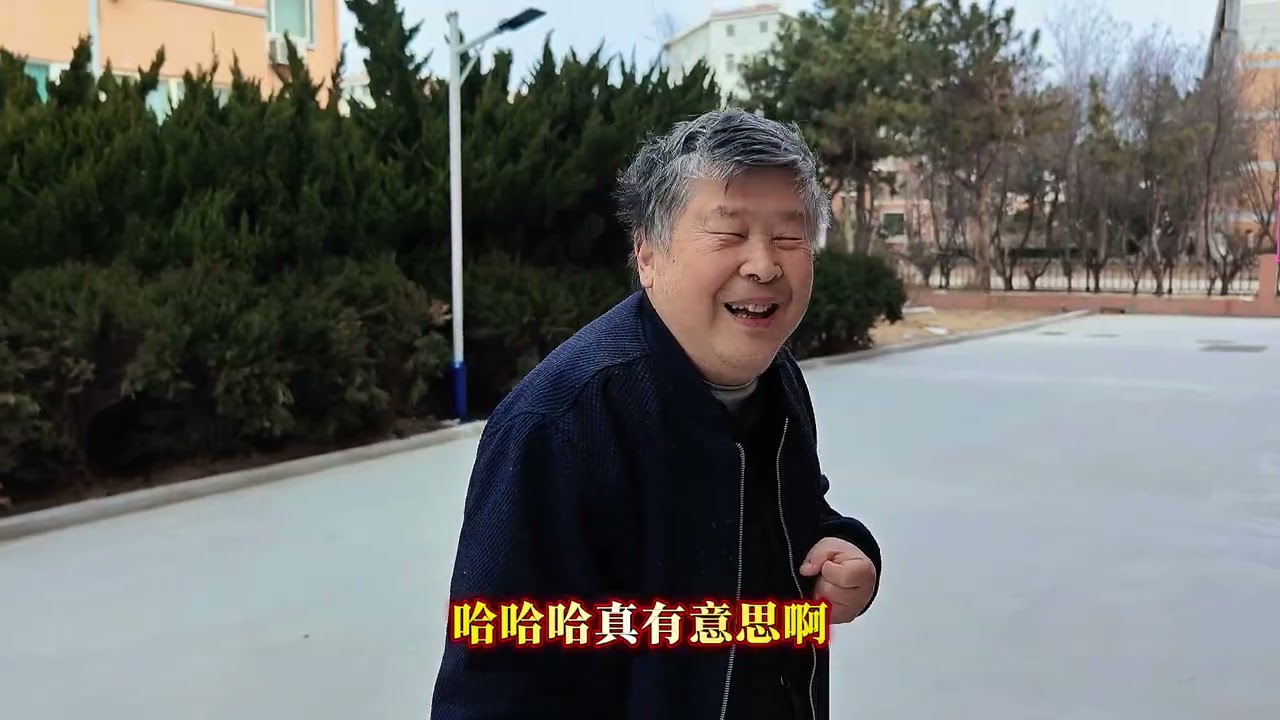 乳山银滩81岁重庆老人手脑闲不住，家中搞光伏发电成就感拉满