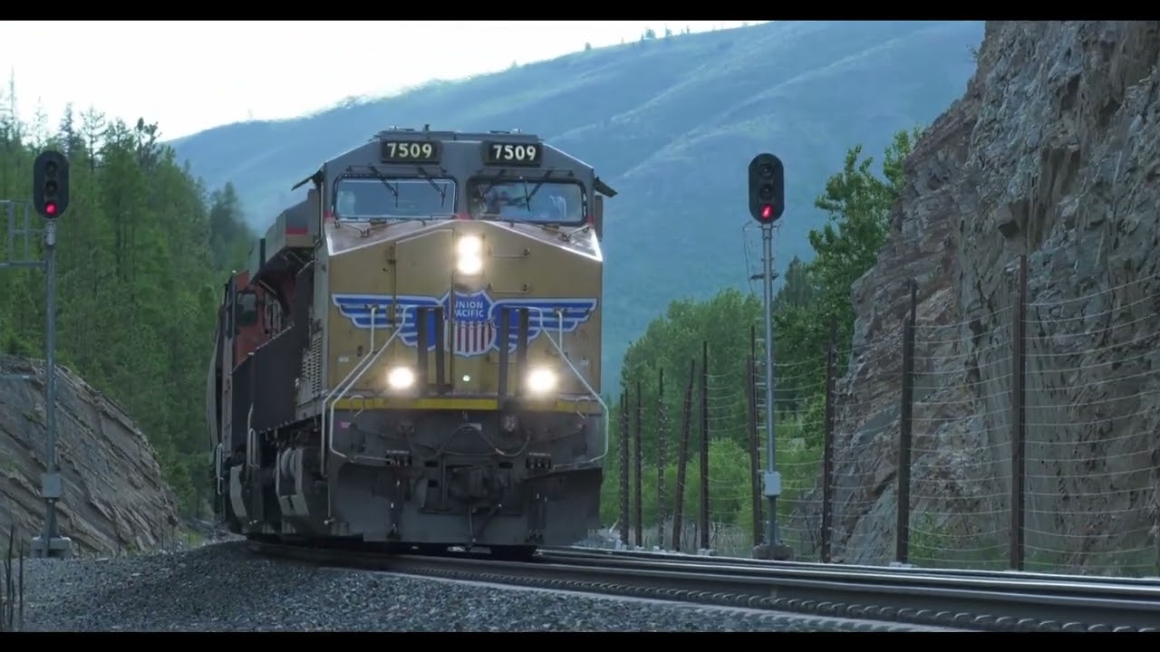 Potash Train and Meet between Grainiers with a UP Leader