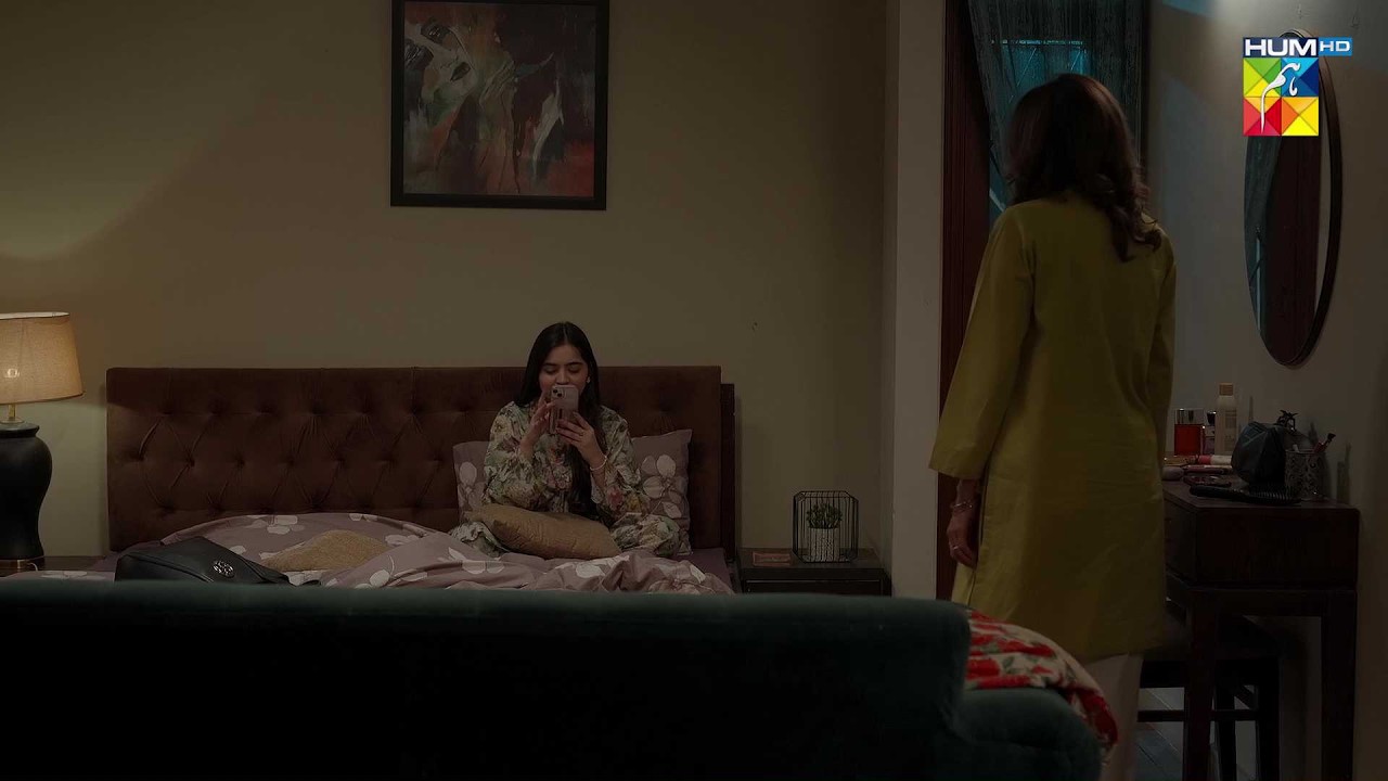 Behaya Maa Ke Samne Bhi Ashiq Se Baat Kar Rahi Hai..? #ainaasif #tumlarkaybhina - HUM TV