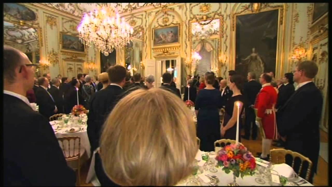 Statsbesøg: Den kongelige familie i procession