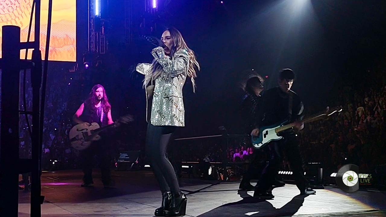 Belinda ft. Nikki Clan - Lo siento + Vivir + Boba niña nice  |  2000s Pop Tour ( Arena Monterrey )