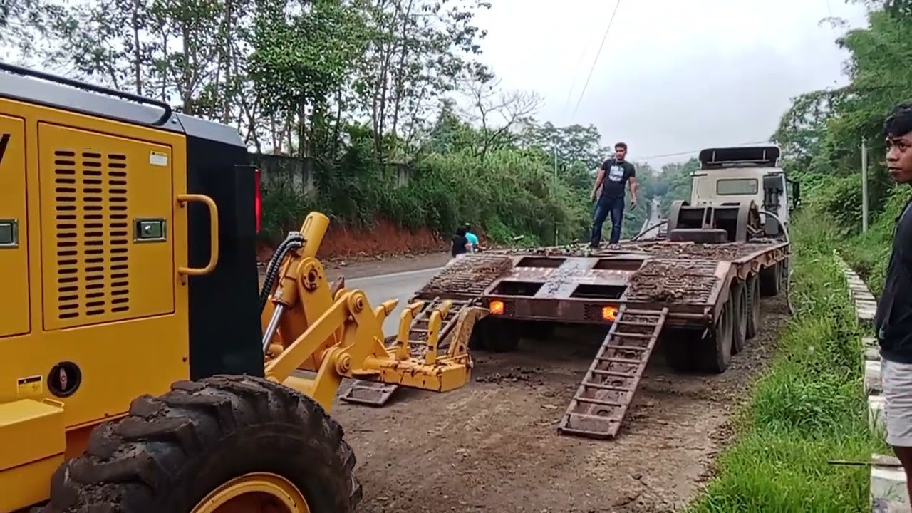 loading shantui grader sg14 in rainyday
