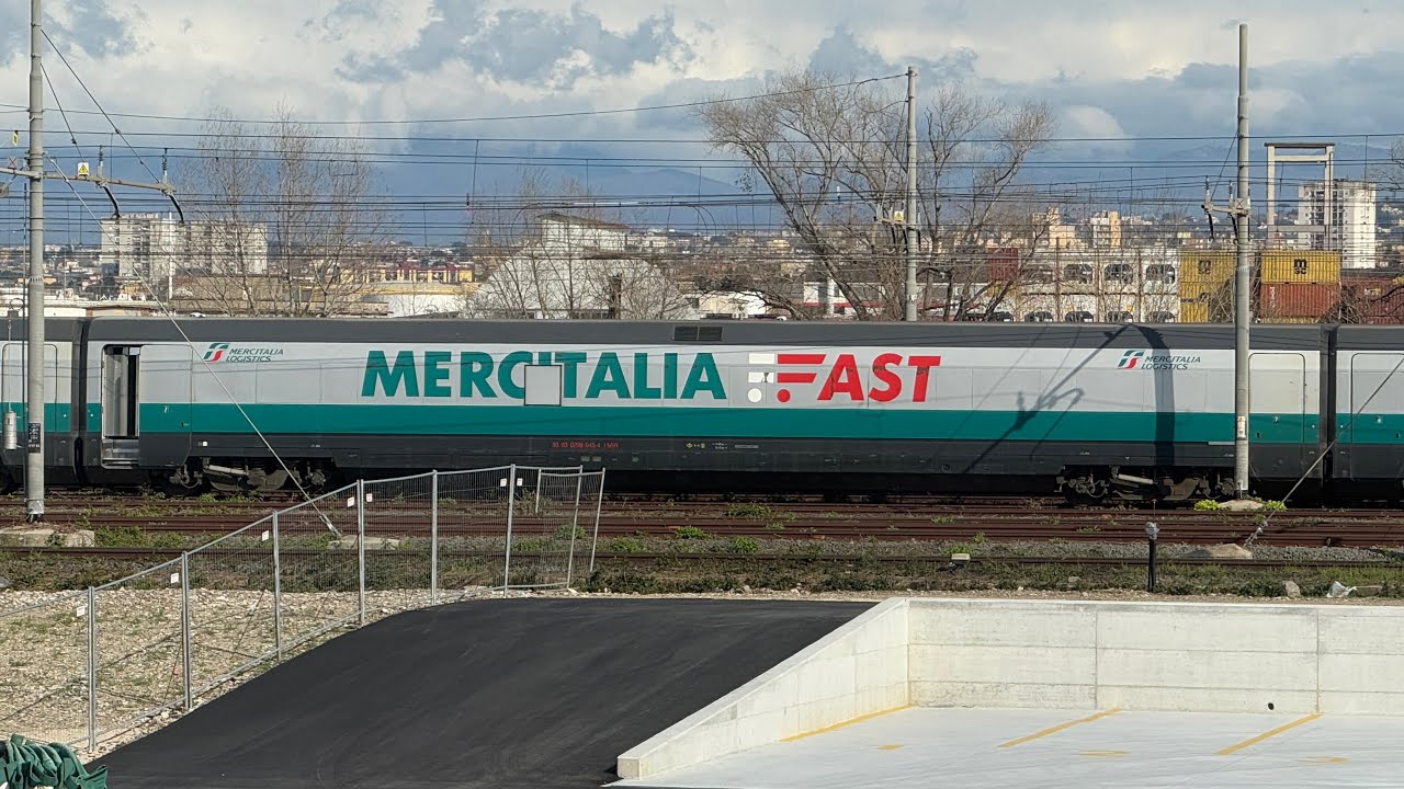 LE CARROZZE DEL TRENO MERCITALIA FAST accantonate a Napoli Gianturco!