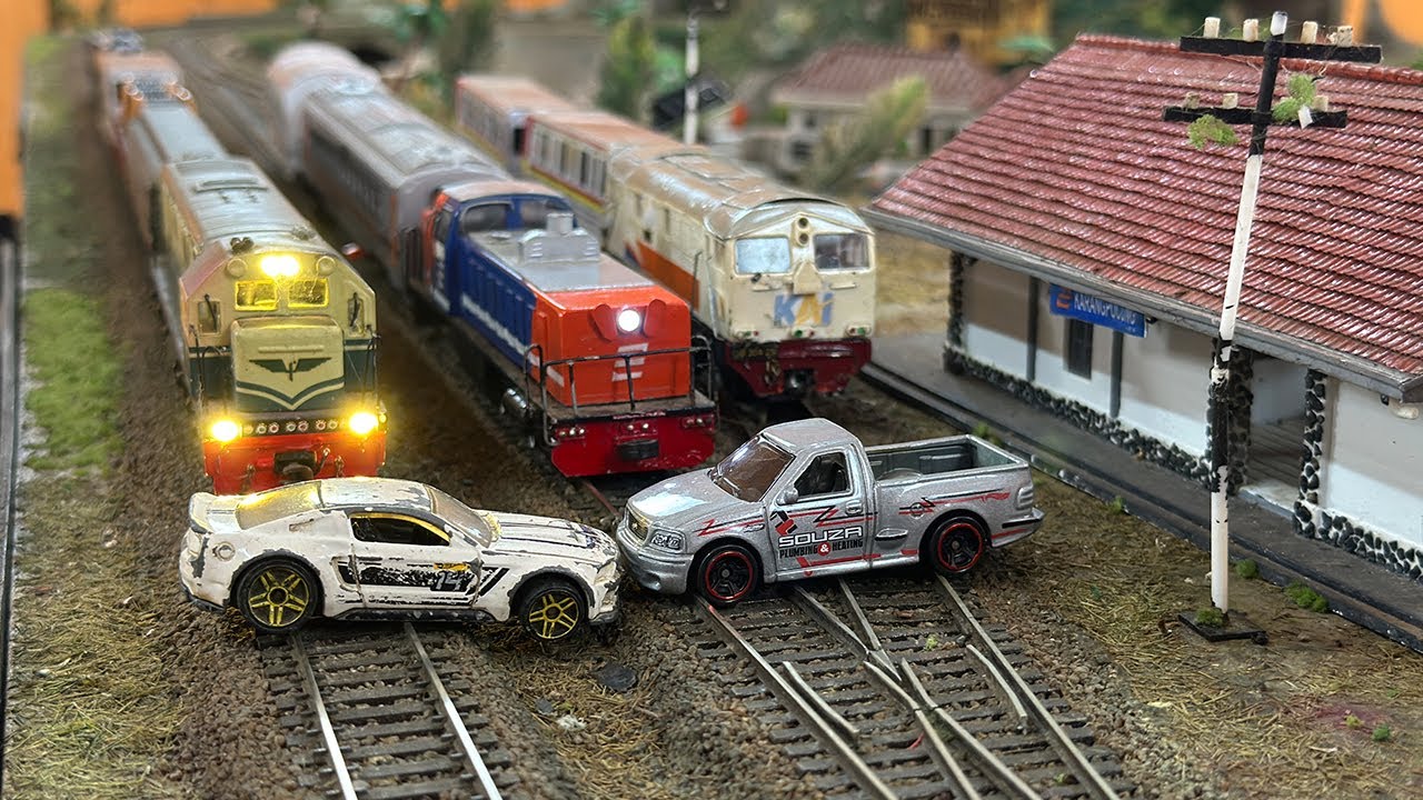 Kereta Api Indonesia Anjlok Menabrak Mobil Kecil di Depan Stasiun Sampai Terlempar - Mainan Kereta