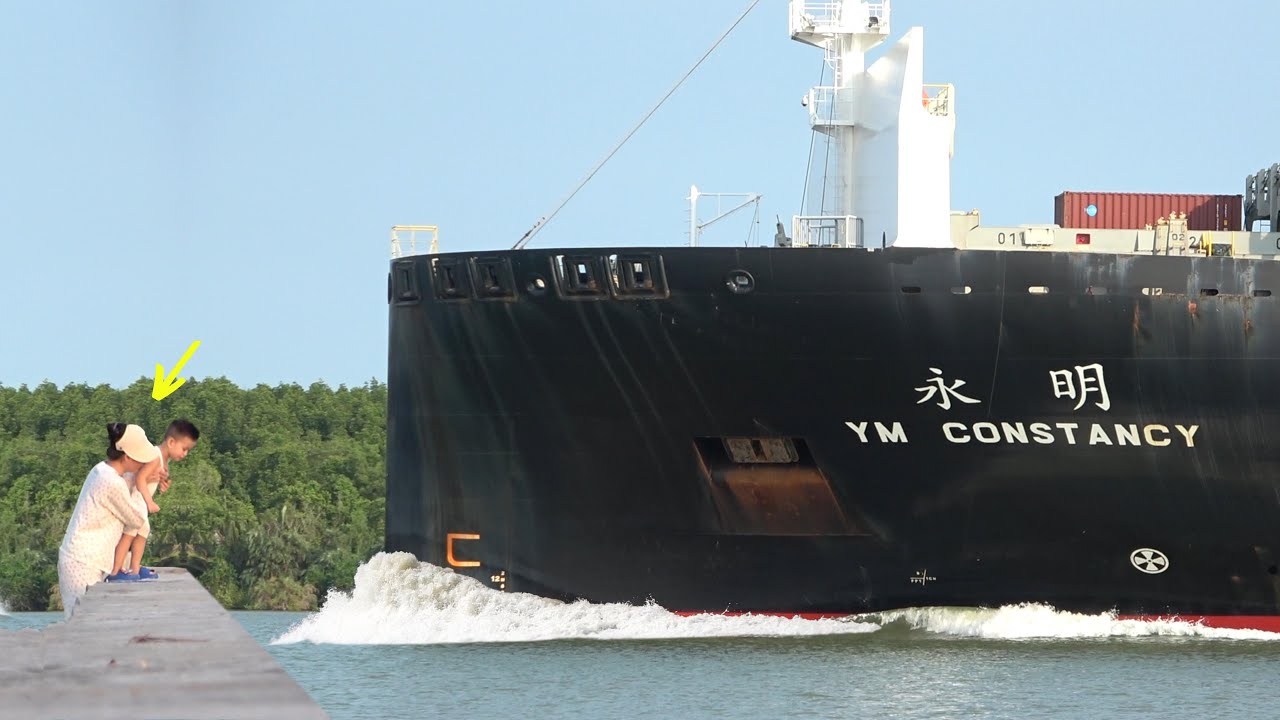 Watch Yang Ming Container Ship Takes a Stunning Turn &ndash; Unbelievable Waves Emerge!