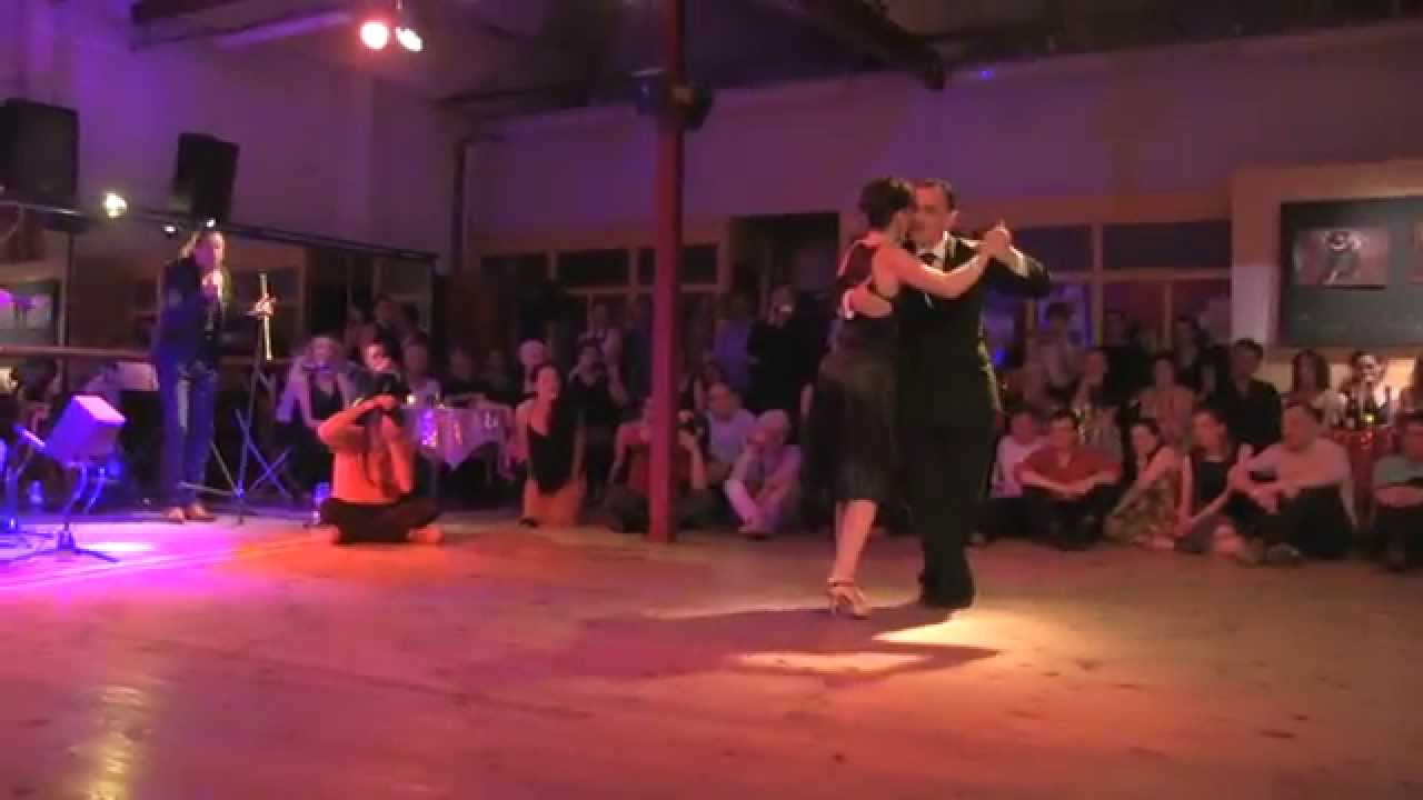 Claudia et Esteban dansent une milonga avec le Sexteto Milonguero