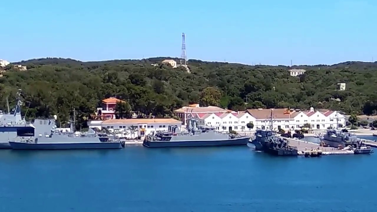 Buques de guerra en la Estación Naval de Mahón