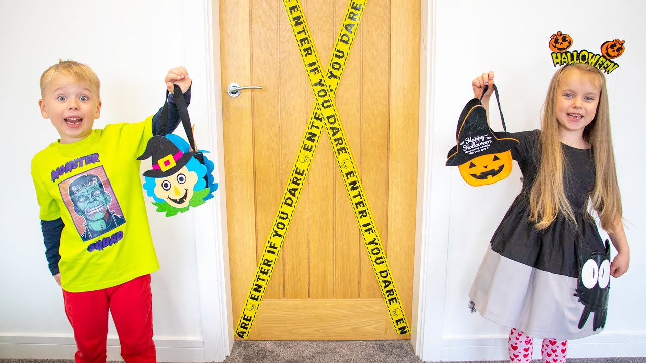 Knock knock Trick or Treat! Halloween with Alex and Gaby & Kids toys