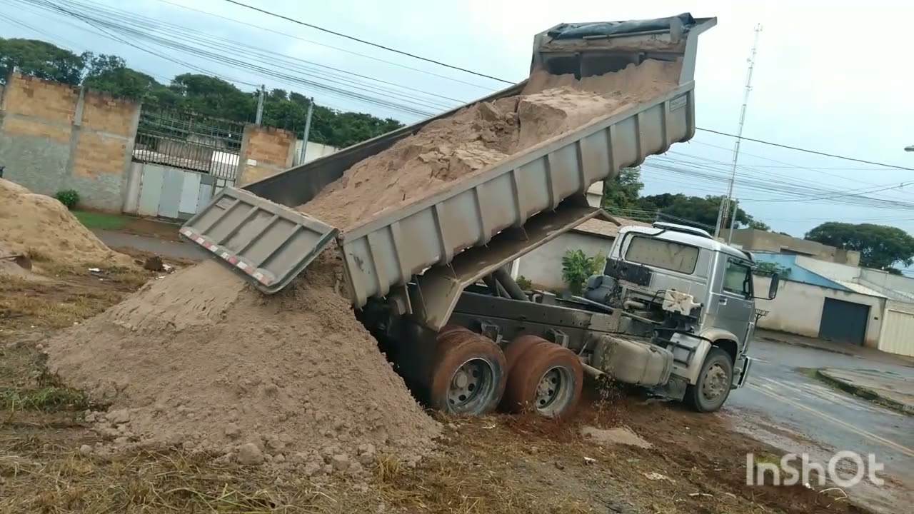 A turma da caçamba difícil é quando atola