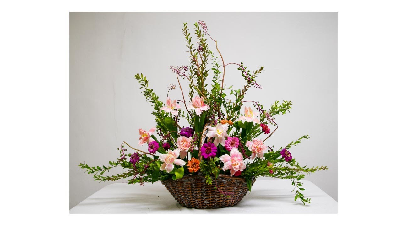 바구니에 튤립 자리공 설유화 백일홍으로 성전꽃꽂이/the church flower arrangement using basket