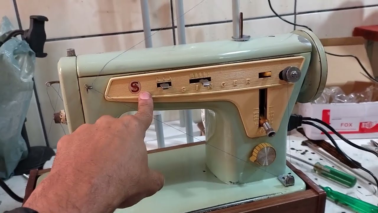 Minha máquina de costura pretinha Singer 667 ou Verdinha está enchendo a bobina somente de um lado