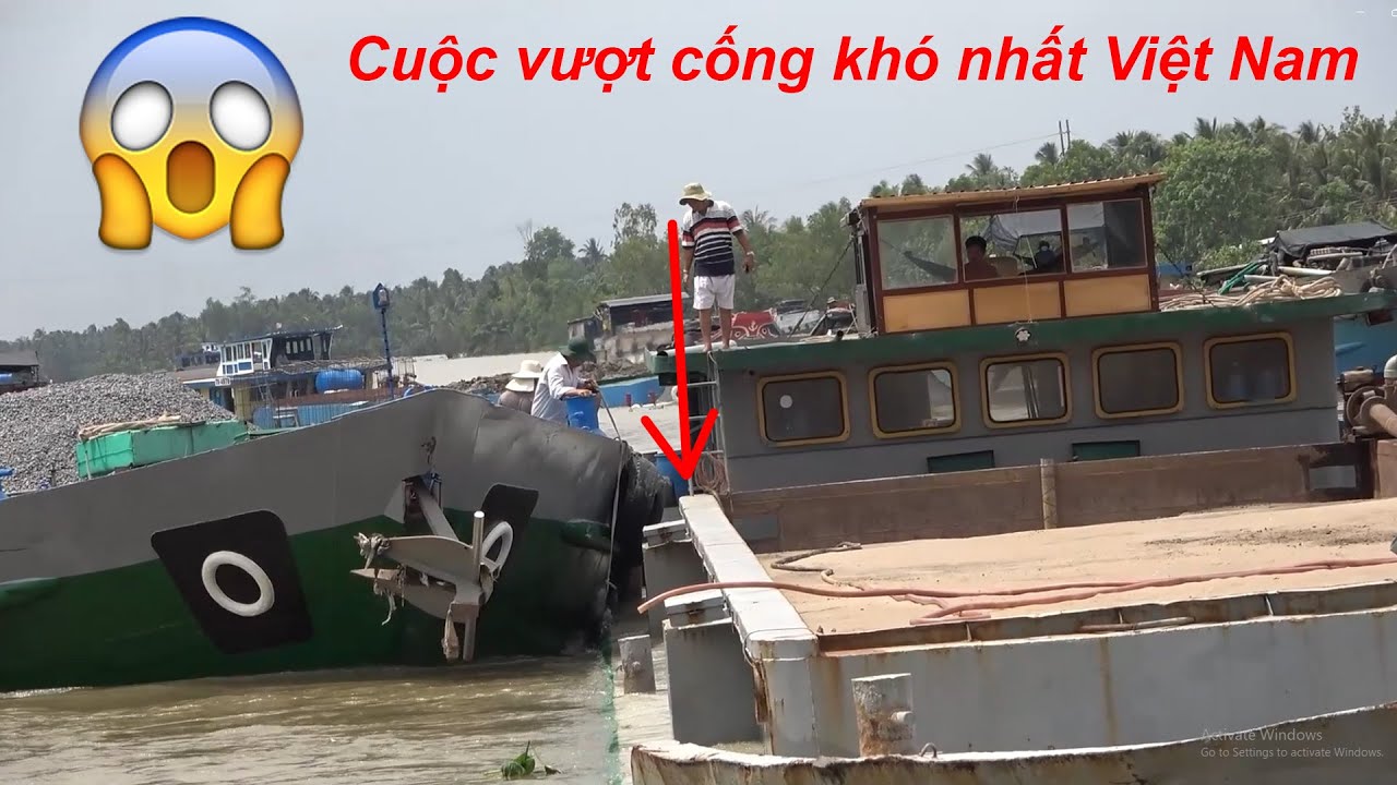 Khẩn cấp cứu sa lan kẹt giữa cống 10 cửa
