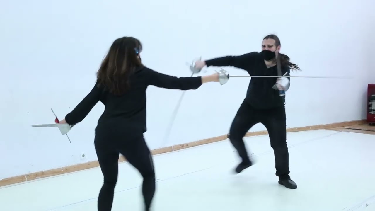 Esgrima Esc&eacute;nica: Vero y Adri (Espada Ropera, Daga y Capa)