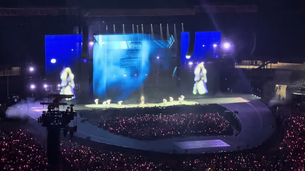 👑 Lisa Solo Stage - Thunder/F*** Up the World | Blackpink Deadline Tour 2025 🔥