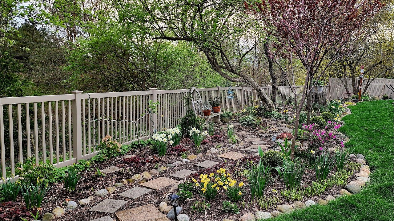 April Spring Bloom Garden Tour & Walkabout 🌸🍀🌸// Suburban Oasis