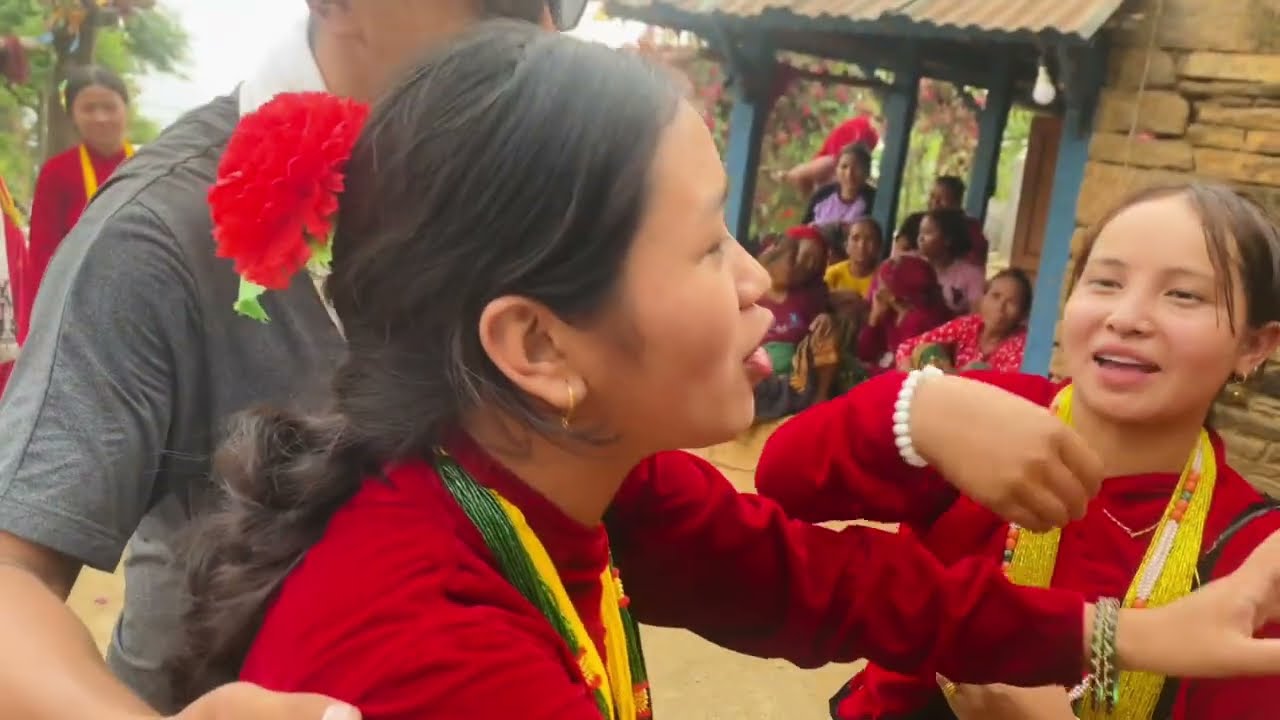 रिसिङ का सालिहरु सङ्ग सुधेर भेनाहरु काैराह नचाउदै
