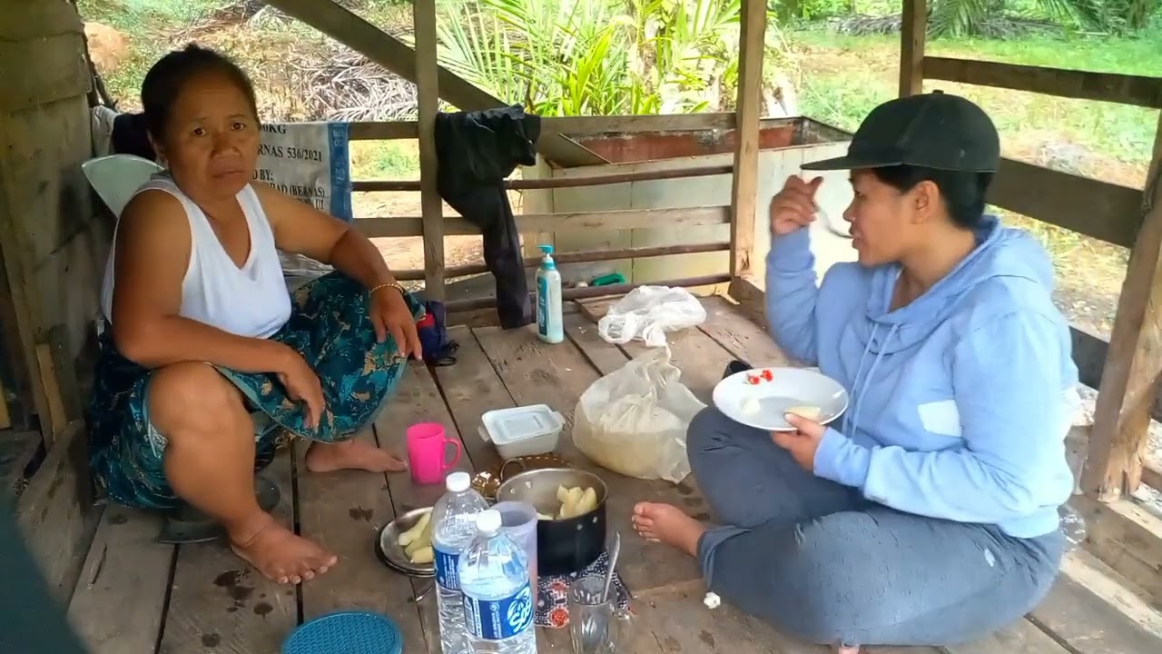 Menikmati Ubi Kayu Rebus di Pondok Kebun Dtemani Hujan Gerimis