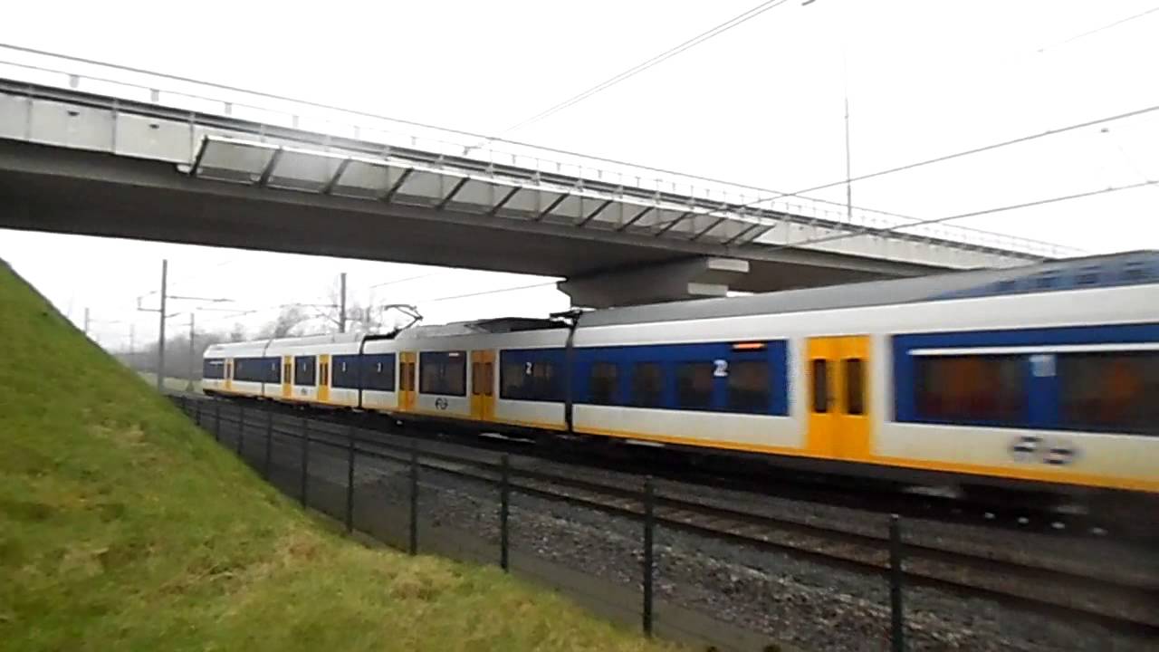 SLT 2454 komt over de Hanzelijn