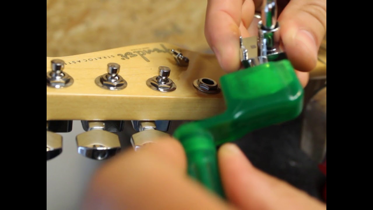 Wymiana strun w gitarze elektrycznej. Jak wymienić struny?