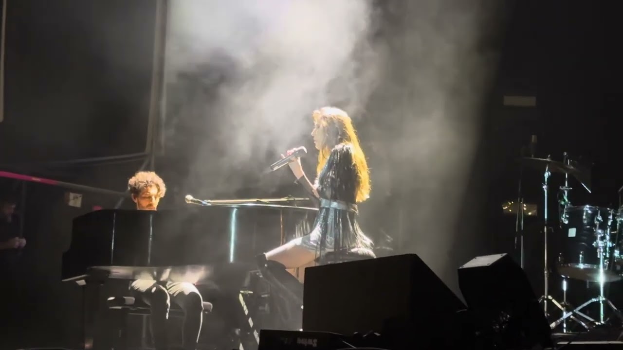 Malú tejiendo alas Elche