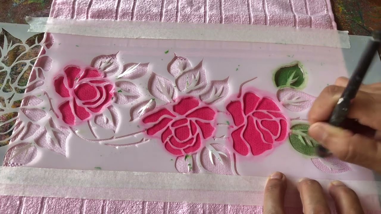 Pintura de Rosa na toalha usando stencil