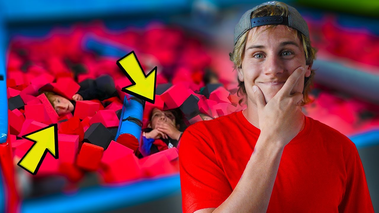 JUGAMOS A LAS ESCONDIDAS EN UN PARQUE DE TRAMPOLINES!