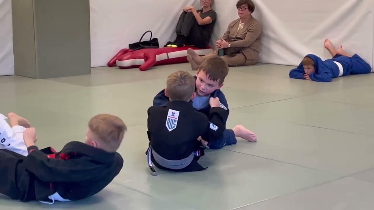 Они борются не друг с другом, а за друг друга. 🥋