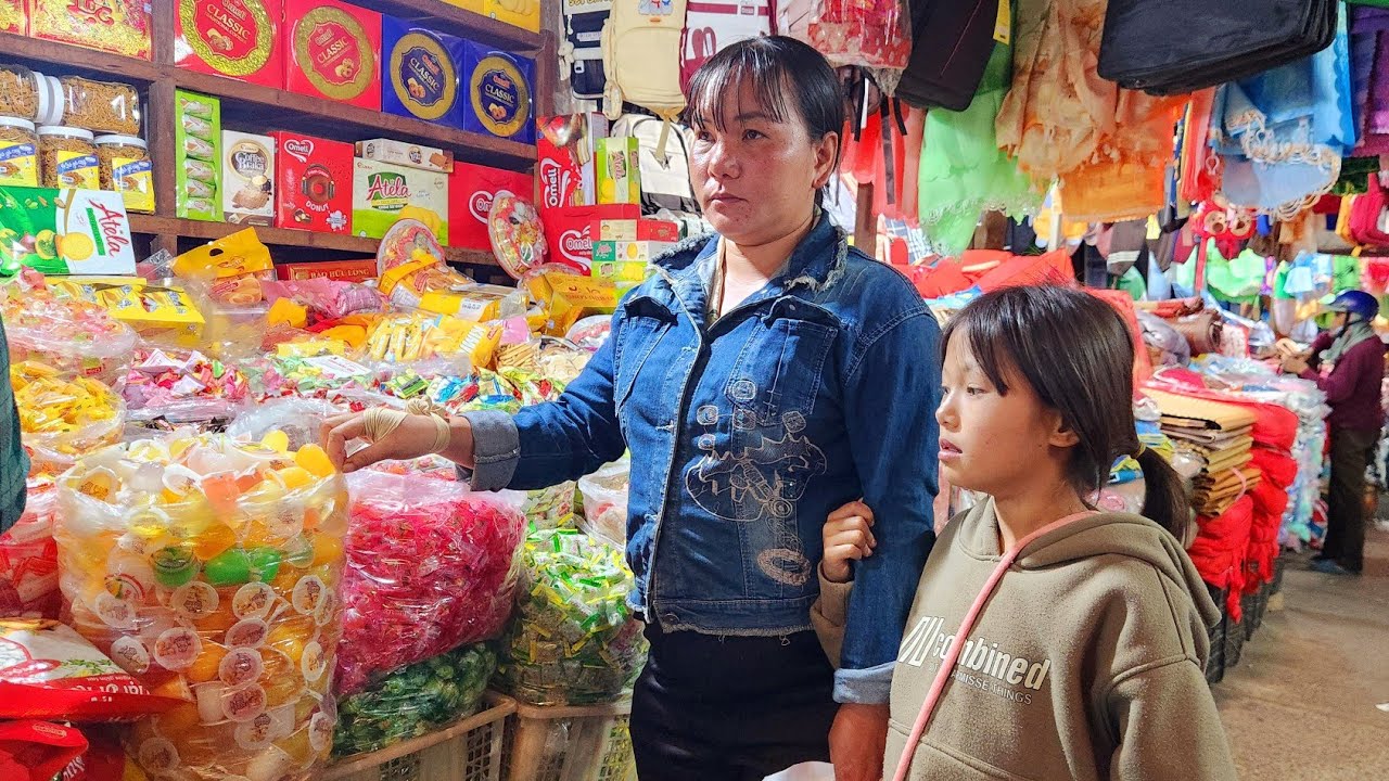 Near Tet, Lý Tiểu Da and her daughter go to the market to buy new clothes.”