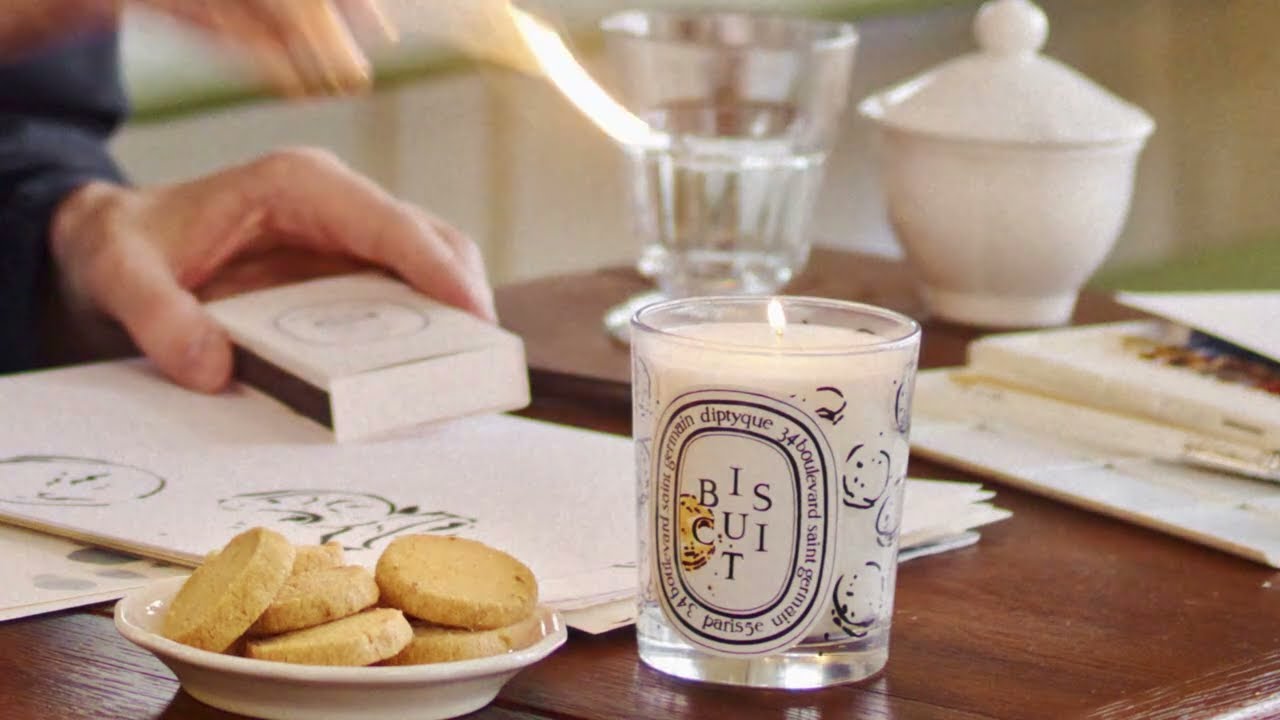 DIPTYQUE'S PARISIAN CAF&Eacute; - Biscuit candle | DIPTYQUE PARIS