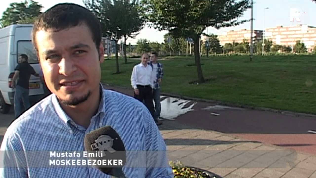 Moslimmannen bidden op het plein